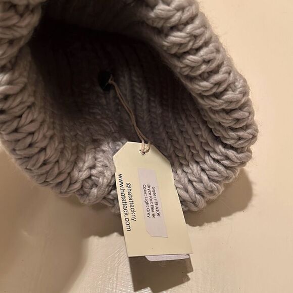 Hat Attack Womens Bryce Beanie Boggin Hat Light Gray Removeable Pom Pom NWT main image 3